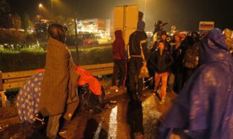 Na stotine beguncev in iskalcev azila na hrvaško-slovenski meji čez noč zapuščenih v obupnih razmerah