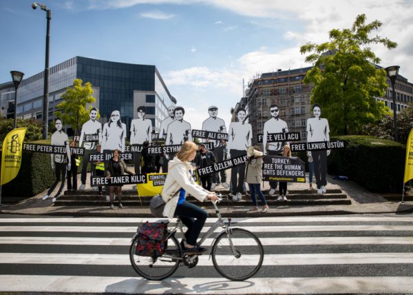 Protest za pravico zaprtih zagovornikov človekovih pravic pred stavbo Evropske komisije v Bruslju. 