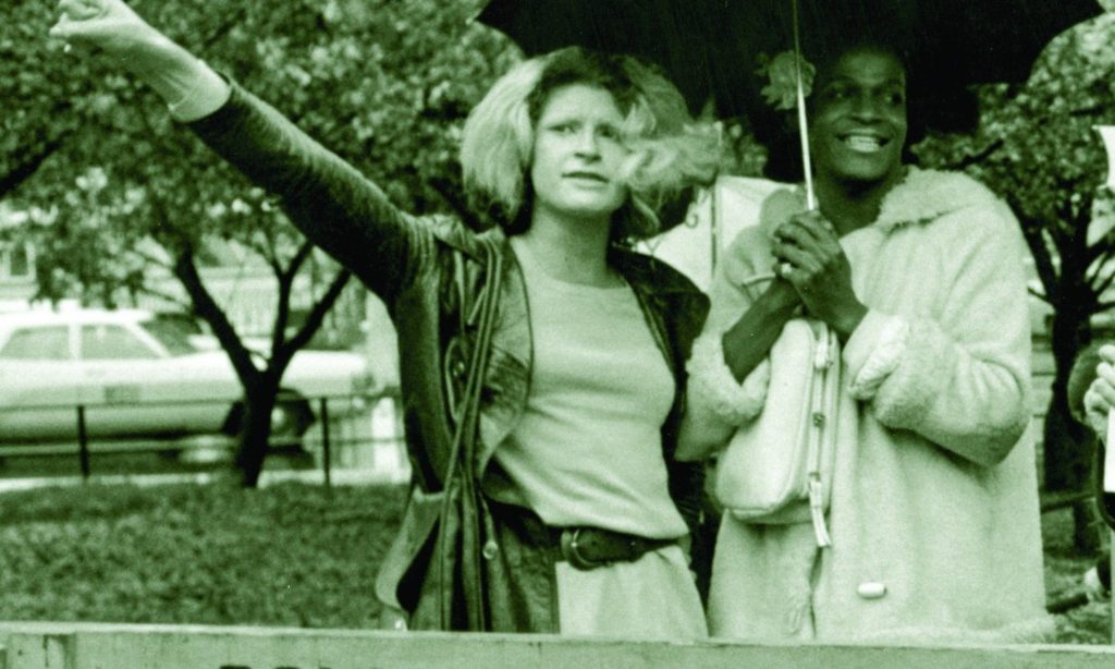 Zagovorniki človekovih pravic so leta 1969 vodili nemire v Stonewallu. Marsha P. Johnson in Sylvia River vodita protest v mestni hiši v New Yorku.