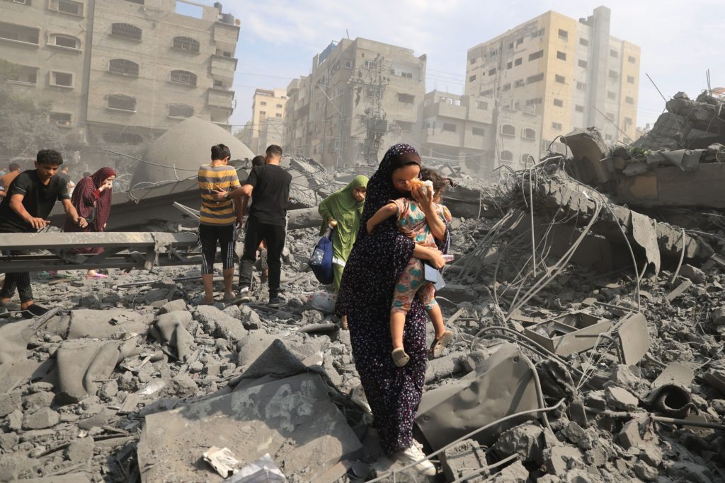 Palestinci evakuirajo območje po izraelskem zračnem napadu na mošejo Sousi v mestu Gaza 9. oktobra 2023.