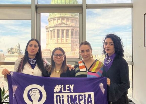 Novi argentinski zakon je poimenovan po Olimpii Coral Melo, aktivistki, ki se zavzema za digitalne prostore brez nasilja za dekleta in ženske (na fotografiji druga z leve).