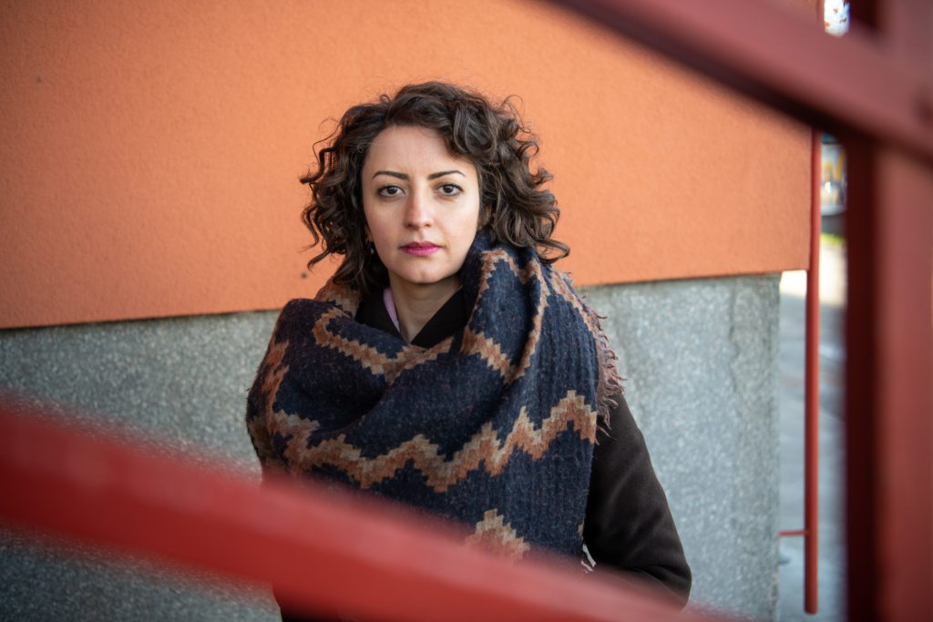 Raha Bahreini, iransko-kanadska odvetnica in zagovornica človekovih pravic, ki od leta 2014 dela kot raziskovalka za Iran pri Amnesty International.