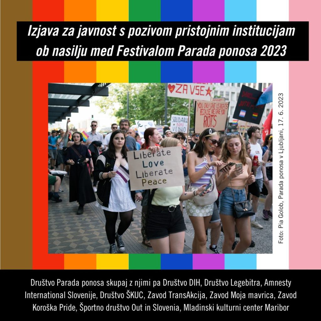 Osebe v raznobarvnih oblačilih in transparentih hodijo po ulici na paradi ponosa