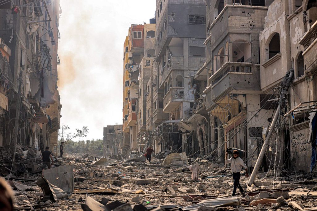 Ruševine in uničenje v taborišču za palestinske begunce Jabalia v Gazi. 11. oktober 2023.  