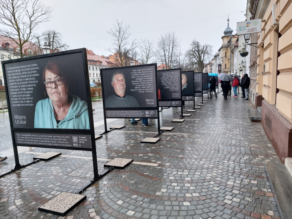 Otvoritev razstave na Gallusovem nabrežju v Ljubljani februarja 2022.
