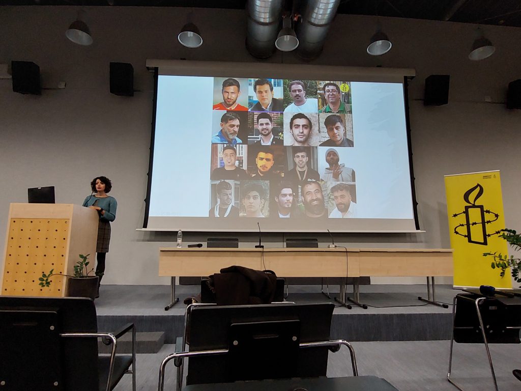 Raha Bahreini, raziskovalka globalne Amnesty International, je na obštudijski dejavnosti predstavila gibanje Ženske, življenje, svoboda v Iranu. Januar, 2023.