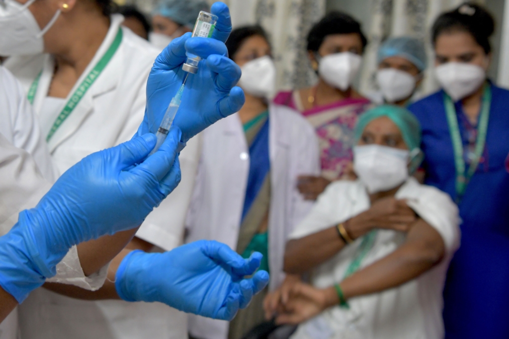 Medicinska sestra se pripravlja na dajanje cepiva proti koronavirusu Covid-19 zdravstvenim delavcem v splošni bolnišnici KC v Bangaloreju 16. januarja 2021.