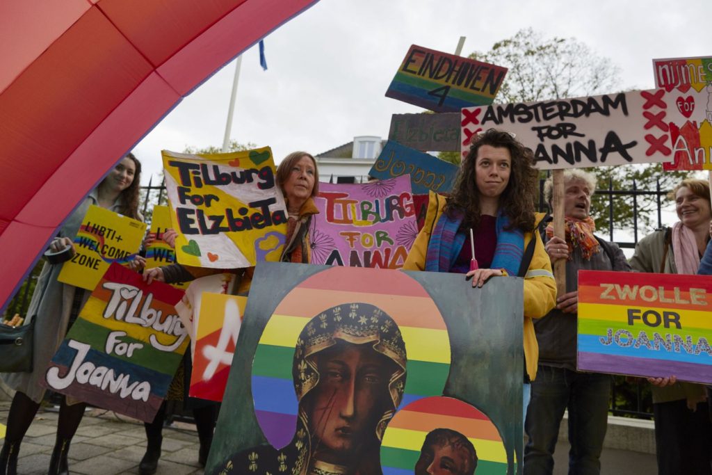 Aktivisti_tke so v Haagu na Nizozemskem pred poljsko ambasado 4. novembra 2021 vzpostavili območje, ki pozdravlja/sprejema LGBTI.