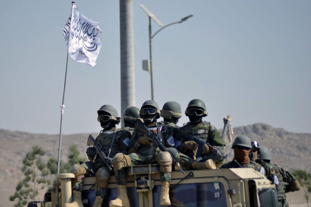 Talibanske sile med vojaško parado v Kandaharju 8. novembra 2021.