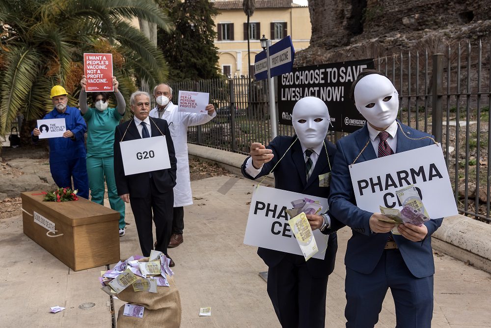 Demonstracije, ki opozarjajo na neenakost dostopnosti cepiv in na ogromne dobičke farmacevtskih podjetij. 29. oktober, Rim, Italija.