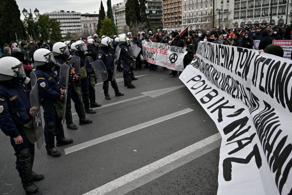 Grška policija na protestih proti ukrepom za preprečevanje pandemije covida-19 v središču Aten. Grčija, 22. januar 2022.