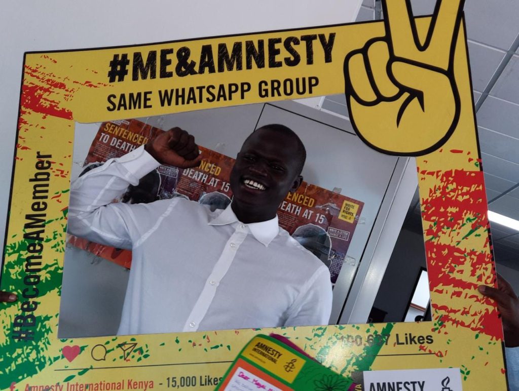 Magai Matiop Ngong praznuje svojo svobodo v pisarni Amnesty International v Keniji, 5. april 2022. Ogledal si je tudi nekaj pisem, ki jih je prejel v okviru kampanje Pišite za pravice leta 2019.