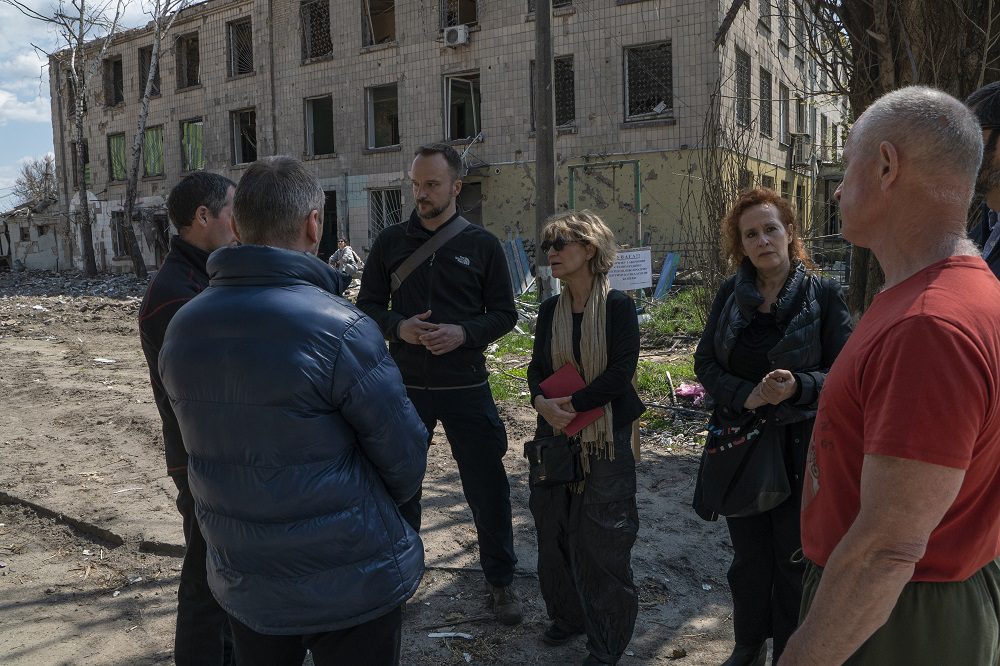 Delegacija Amnesty International, ki jo vodi generalna sekretarka Agnès Callamard, v Borodjanki. Ukrajina, 2. maj 2022.