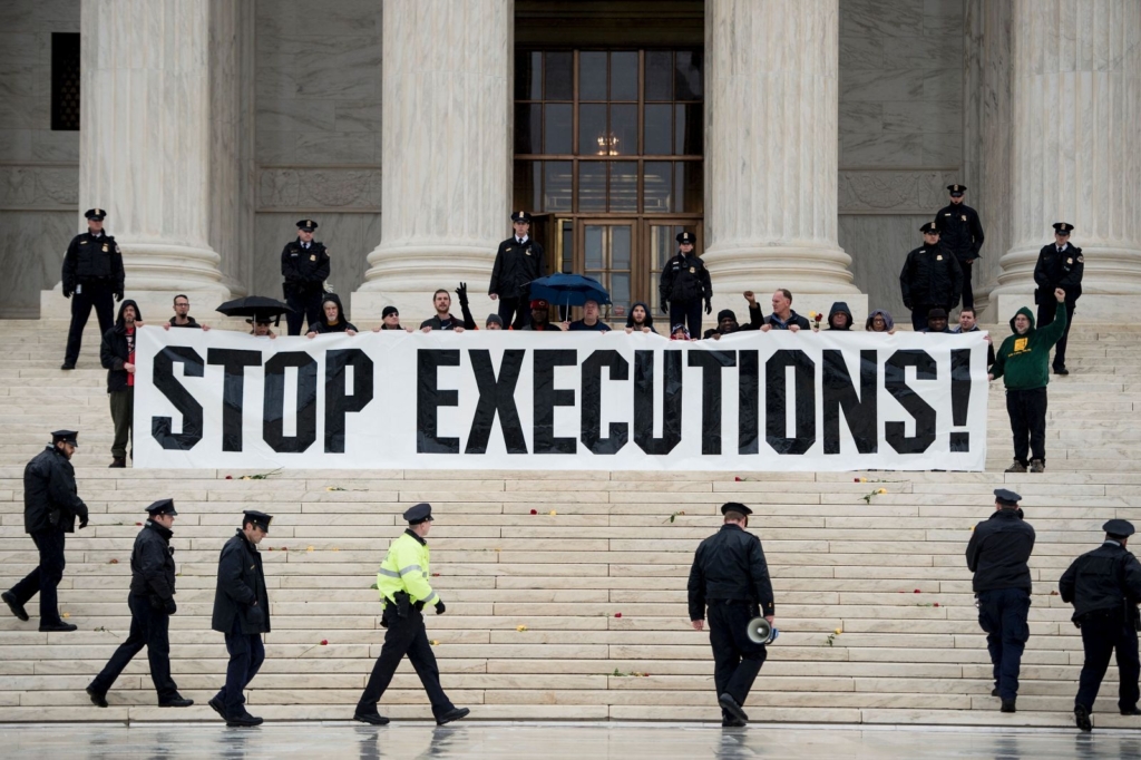 Protest proti smrtni kazni pred vrhovnim sodiščem ZDA, 17. januarja 2017 v Washingtonu.