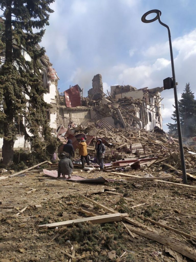 Ruševine gledališča v mestu Mariupol.