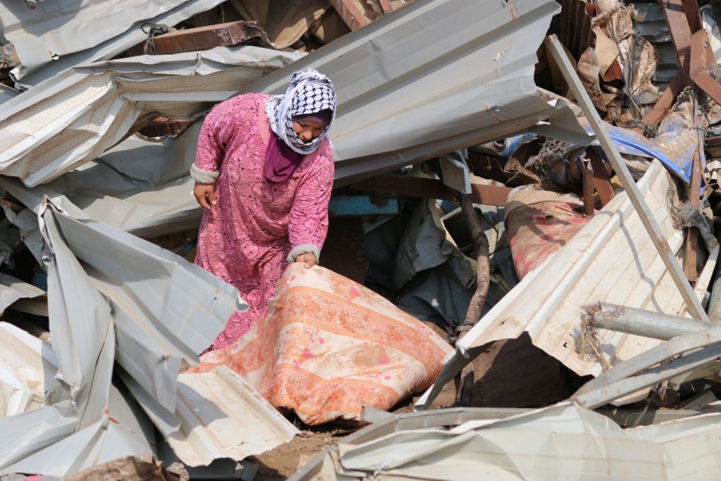Palestinka pregleduje škodo na svoji hiši, potem ko so jo tisti dan porušile izraelske sile. Al Hadidiya, dolina reke Jordan, Zahodni breg, 11. oktober 2018. Vzrok za rušenje je bilo gradnja brez dovoljenja izraelskih oblasti.