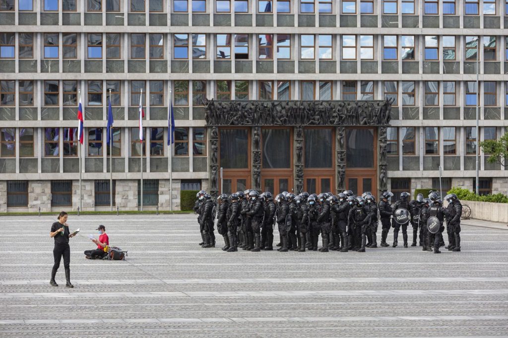 Akcija branja slovenske ustave pred slovenskim parlamentom, 19. junij 2020