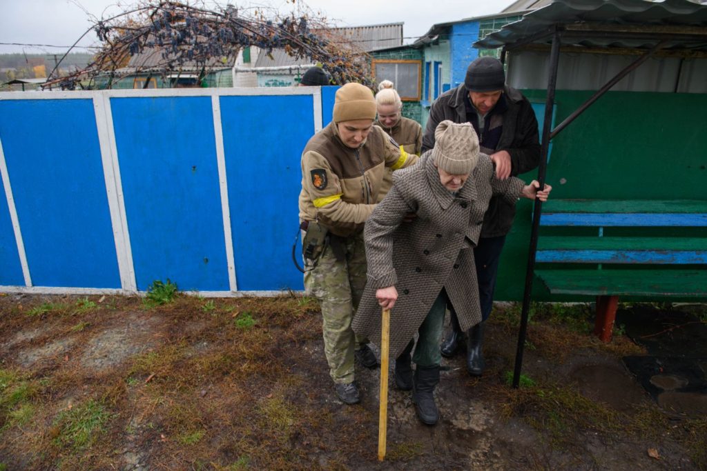 Evakuacija starejše ženske v regiji Harkov v Ukrajini. Oktober 2022.