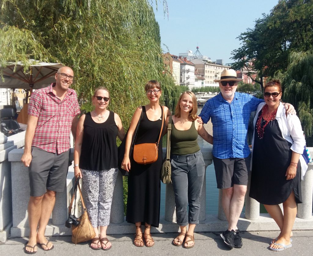 Ob poletnem obisku vnukinje Eleanor Roosevelt smo se odločili tudi za Feministično turo po Ljubljani: naša sijajna vodička Jasmina Jerant v sredini, ob njej Laura Roosevelt in njena hčerka Truda. Povsem desno vodja oddelka za kulturo v Mestni občini Ljubljana Mateja Demšič, ob njej Bill Shipsey, ustanovitelj Art for Amnesty. Povsem levo Gregor Bulc, ustanovitelj Ljubljana Urban Tour.