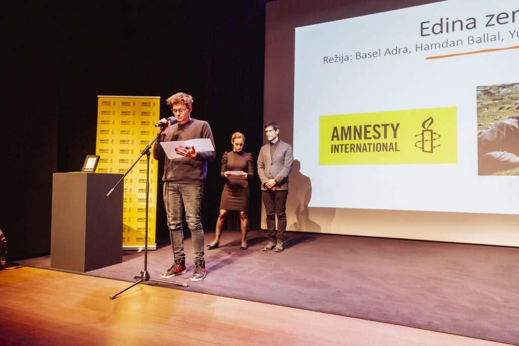 Zaključna prireditev Festivala dokumentarnega filma 2025. Na fotografiji člani Amnesty žirije Maja Prettner, Primož Bezjak in Nemanja Vojinović.