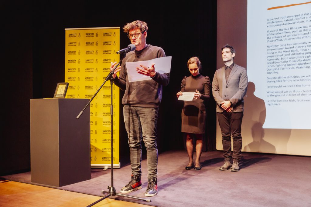 Zaključna prireditev Festivala dokumentarnega filma 2025. Na fotografiji člani Amnesty žirije Maja Prettner, Primož Bezjak in Nemanja Vojinović.