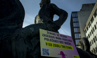 Obešanje tabel na spomenike kot opomin na neenakost spolov