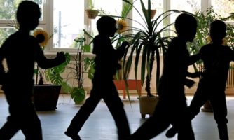 Romski otroci na Slovaškem se soočajo z zakoreninjeno diskriminacijo, medtem ko se segregacija v šolah nadaljuje