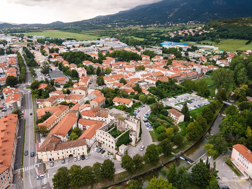 Posnetek iz zraka na mesto Ajdovščina v Vipavski dolini.