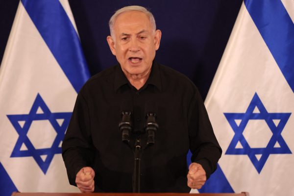 Izraelski premier Benjamin Netanjahu govori na tiskovni konferenci v vojaški bazi Kirya v Tel Avivu 28. oktobra 2023 sredi nenehnih spopadov med Izraelom in Hamasom.