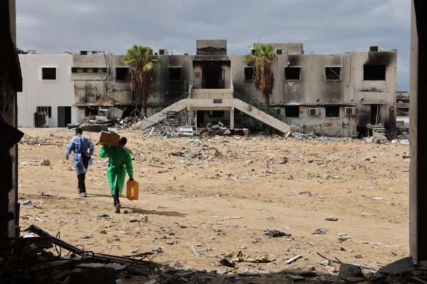 Moški hodijo mimo uničenega dela bolnišnice al-Shifa v mestu Gaza 17. septembra 2024