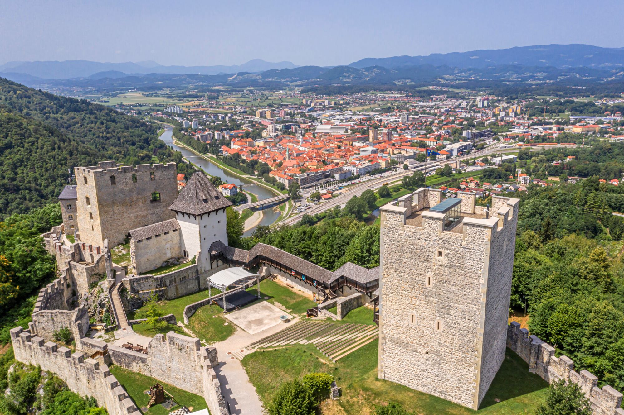 Pogled na mesto Celje. V ospredju je celjski grad.