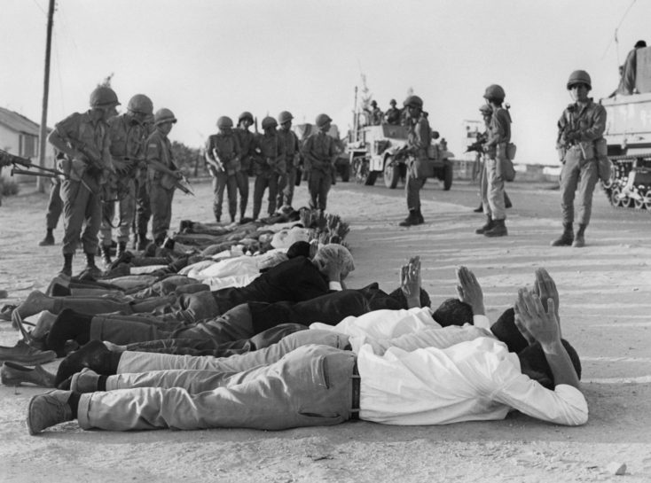 Palestinci so se junija 1967 predali izraelskim vojakom na okupiranem ozemlju Zahodnega brega. 5. junija 1967 je Izrael začel napade na Egipt in Sirijo. Napade je predstavil kot povračilni ukrep za premike egiptovskih enot in po egiptovski blokadi Tiranske ožine za izraelske ladje, ki se je začela 23. maja 1967. V šestih dneh, od 5. do 10. junija 1967, je Izrael zavzel sirsko Golansko višino, egiptovski polotok Sinaj, Zahodni breg, ki je bil prej pod nadzorom Jordanije, vključno z Vzhodnim Jeruzalemom, in območje Gaze, ki ga je pred tem zasedal Egipt. Junijski dogodki so danes označeni za šestdnevno vojno.
