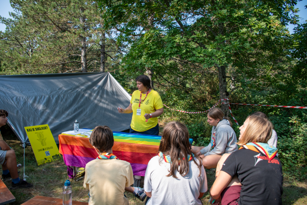 Maja Pan na delavnici s taborniki_cami v sklopu Zleta, avgust 2025.