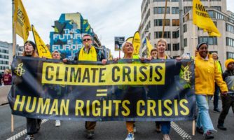 Večina ljudi v Evropi si želi zaščite človekovih pravic in krepitev okoljskih varovalk – zakaj gre EU v drugo smer?