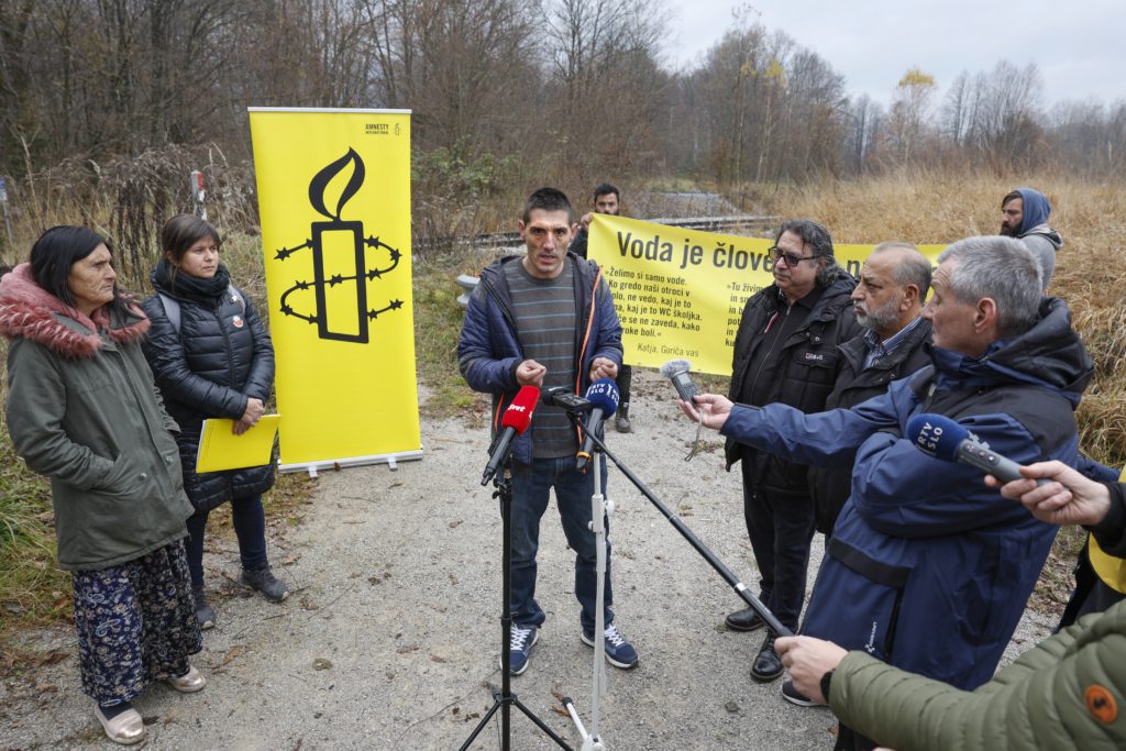 Novinarska konferenca Amnesty International Slovenije pred svetovnim dnevom otroka (20. 10.), na kateri smo opozorili, da Romi na JV Slovenije ponekod še vedno živijo brez vode in elektrike.