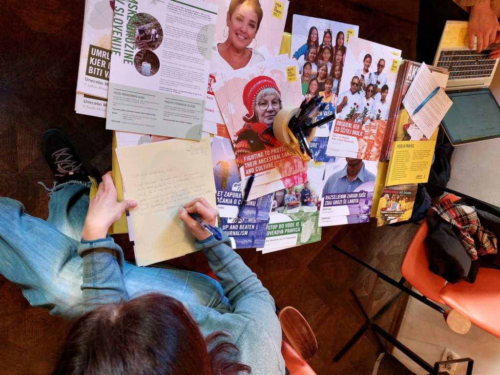 Pisanje pisem v sklopu akcije Pišem za pravice v Pritličju v Ljubljani, 10. 12. 2025.