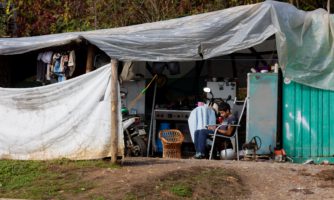 Slovenija: Parlamentarci in parlamentarke morajo zavrniti drakonski »varnostni« zakon, ki predstavlja grožnjo človekovim pravicam in ima za tarčo romsko skupnost 