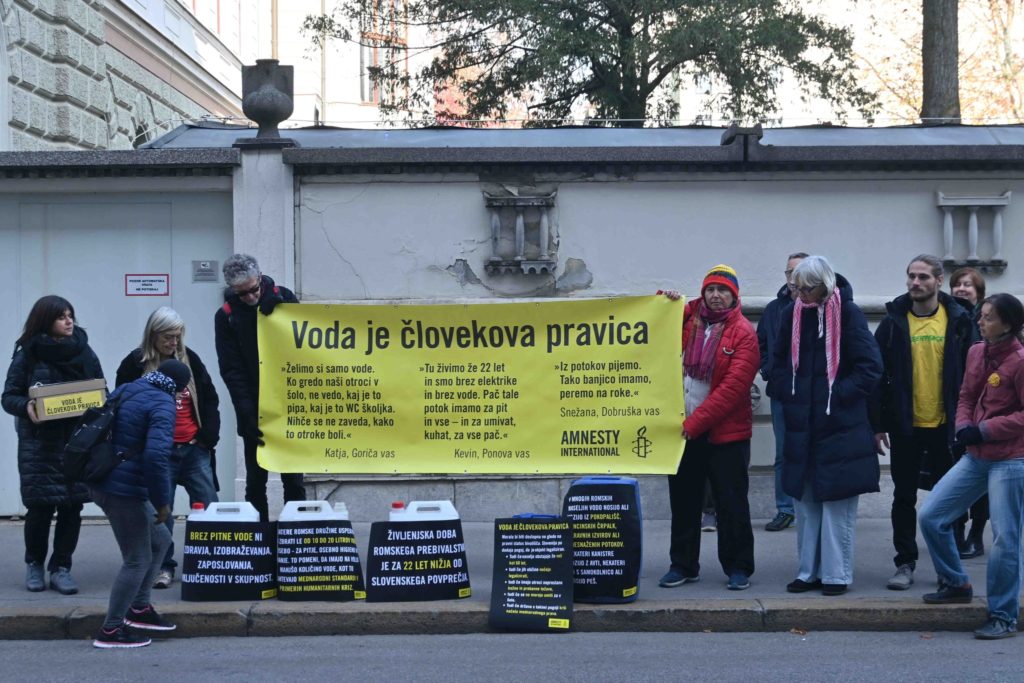 Predaja podpisov peticije za dostop do vode. Ljubljana, 13. 11. 2025