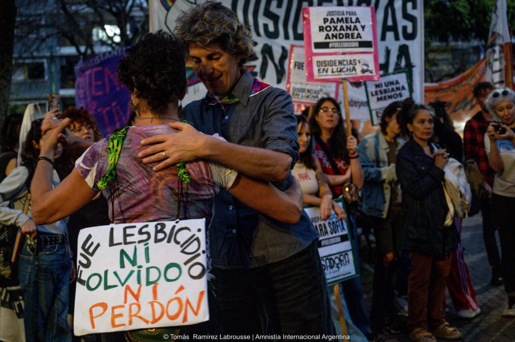 6. maja 2024 je moški v Barracasu v Buenos Airesu v sobo dveh lezbičnih parov vrgel molotovko. V napadu so bile ubite Andrea, Pamela in Roxana, Sofia je edina preživela.