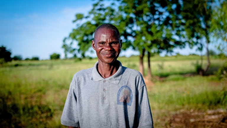 Médard Ouédraogo, 50-letni kmet, je član opozorilnega odbora, ki ga je ustanovila Amnesty International, in član partnerskega združenja v provinci Passoré. Amnesty International je kot vodilna članica Nacionalne koalicije proti otroškim porokam predlagala spremembe osnutka zakona o družinskem in osebnem zakoniku, s katerimi bi zvišali zakonsko dovoljeno starost za poroko na 18 let tako za dečke kot za deklice, in lobirala za sprejetje osnutka zakona.