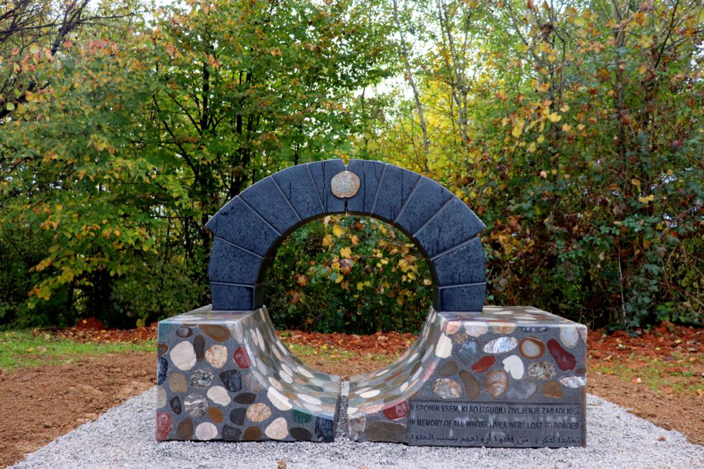 Spomenik v Črnomlju je sestavljen iz rečnih kamnov, s katerimi označuje številne utopitve v slovenskih rekah. Njegov avtor je akademski kipar Tomaž Furlan.