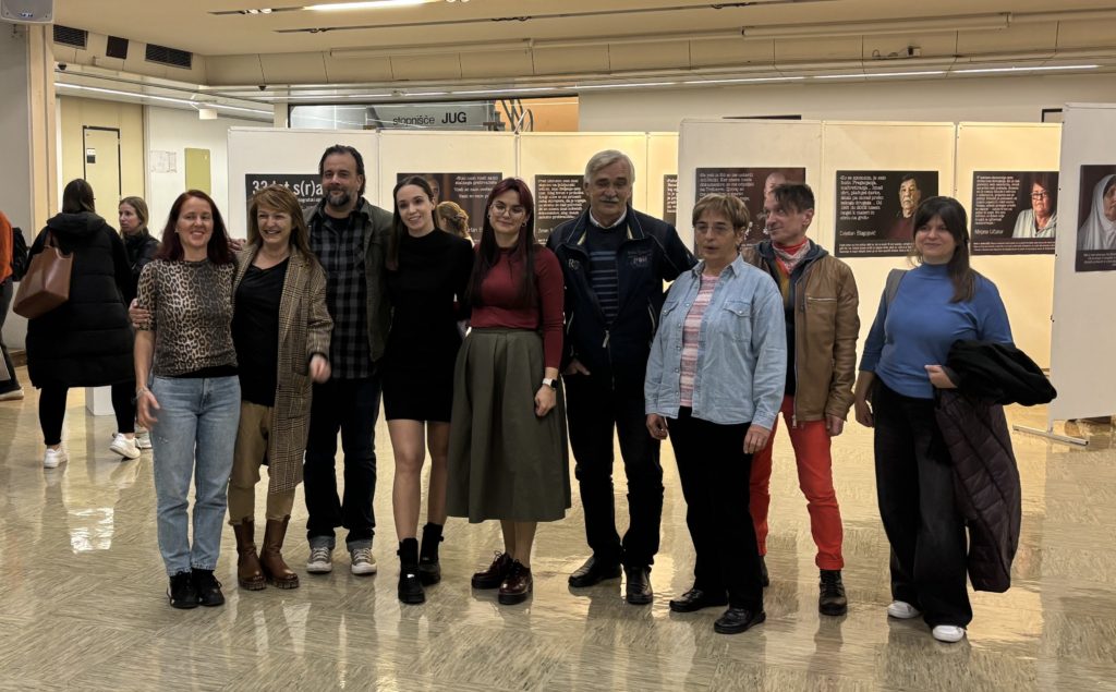 Otvoritev razstave 33 let s(r)amote na Pedagoški fakulteti v Ljubljani. Na fotografiji od leve proti desni: Špela Razpotnik, Katarina Keček, Ratko Stojiljković, Eva Rode, Veronika Kukovec, Irfan Beširević, Slavica Đuričić, Matjaž Oven, Nataša Posel.