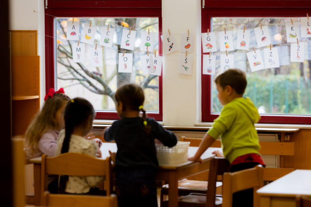 Otroci v vrtcu. Romsko naselje Žabjak in Brezje, Novo mesto, 3. 11. 2025.