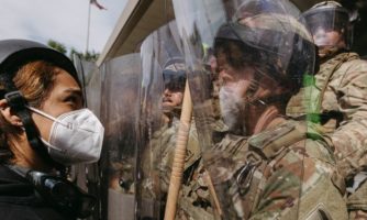 Eno leto po Trumpovi vrnitvi na mesto predsednika avtoritarna ravnanja vse bolj spodkopavajo človekove pravice