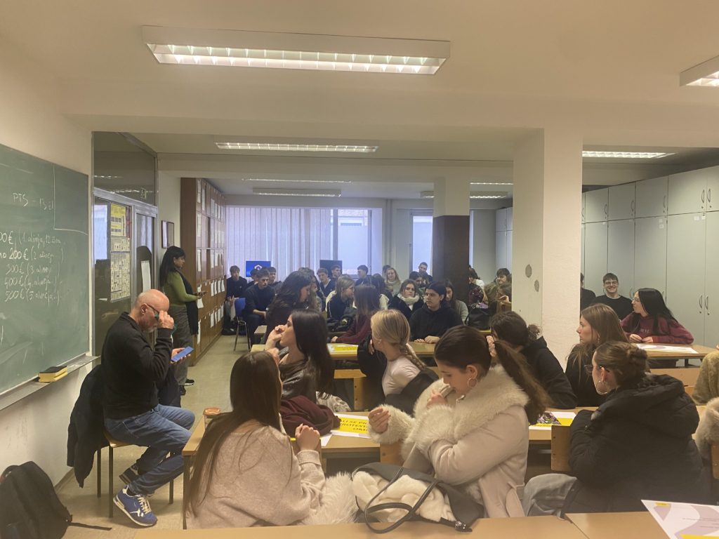 Na policiji o njihovi vlogi pri zagotavljanju uresničevanja pravice do protesta.