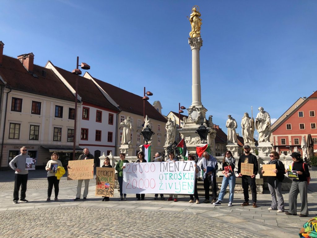 Prostovoljke_ci na akciji branja imen ubitih otrok v Gazi oktober Maribor
