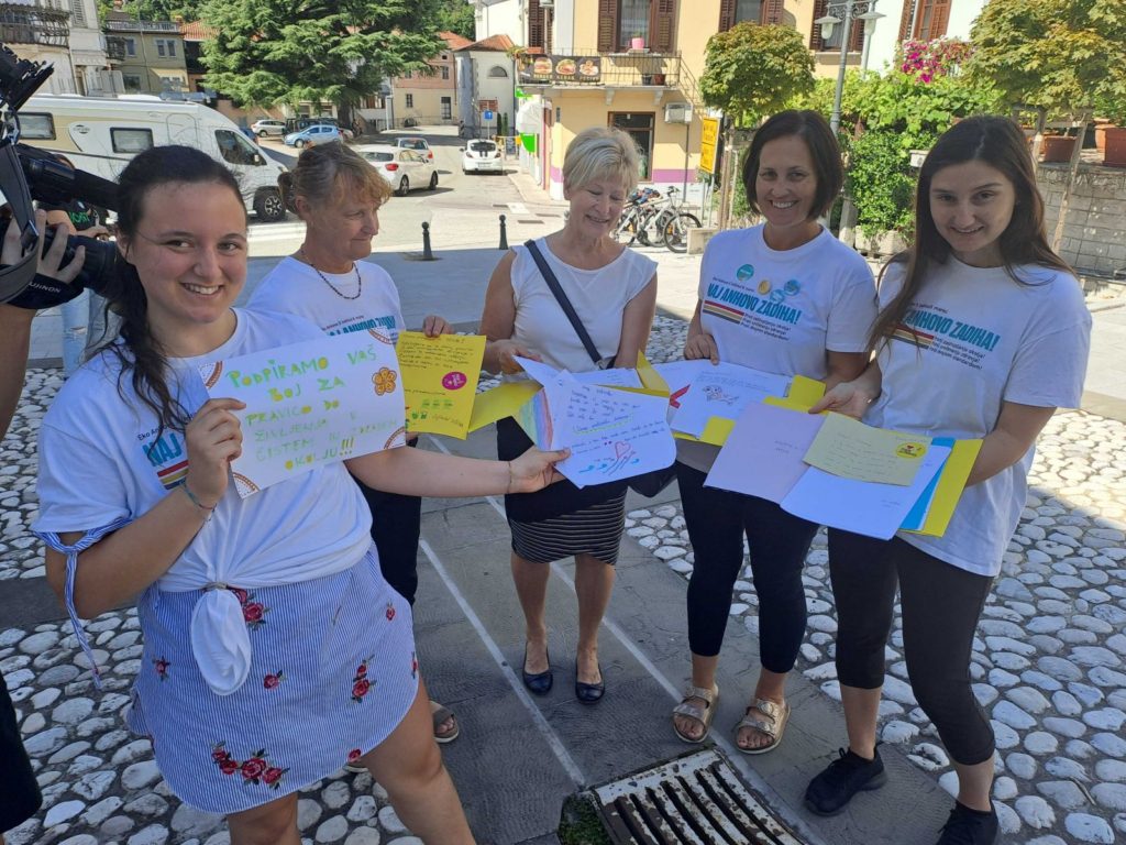 V slovenski Amnesty smo prizadevanja za ljudi iz Anhovega vključili tudi v našo kampanjo Pišem za pravice. Na fotografiji predaja solidarnostnih sporočil aktivistkam v Anhovem. 