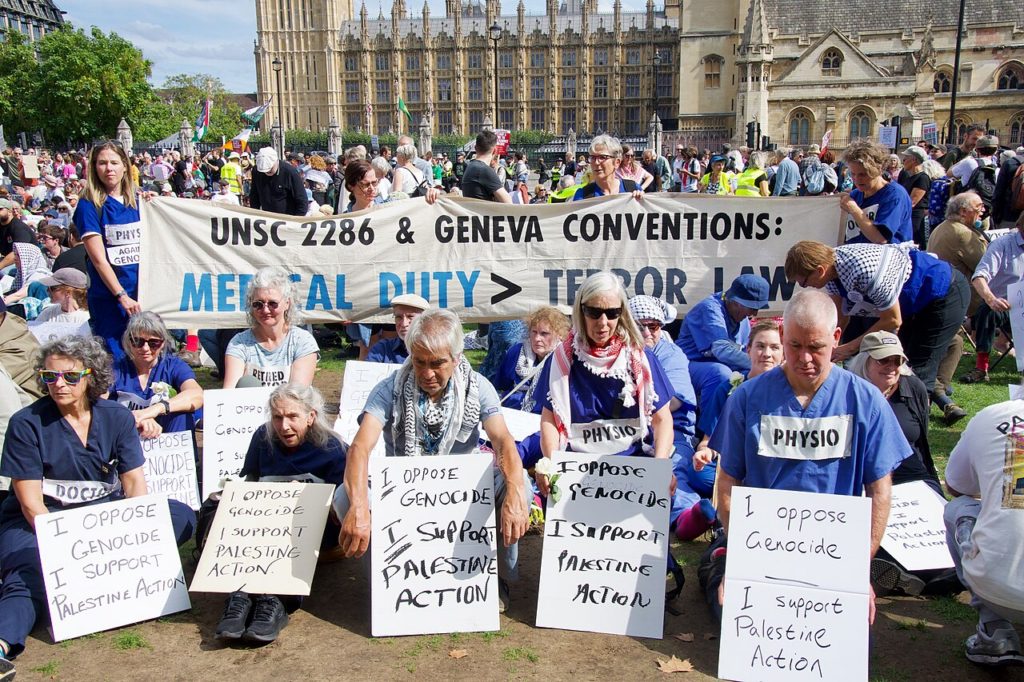 Skupina ljudi s transparenti.