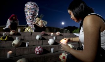 FIFA in gostiteljice morajo preprečiti, da prvenstvo ogrozi navijače in skupnosti