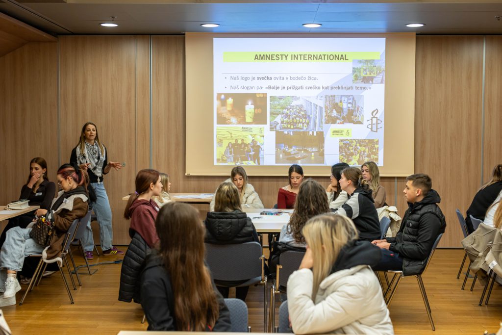 Mladi za mizami, projektor z vsebino o Amnesty International. 